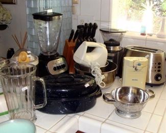 Kitchen Appliances, Coffee Grinder, Hand Mixer, Blender, Toaster, Carving, Butcher, Knives, Knife Block, Enamel Roasting Pan, Stainless Steel, Mixing Bowls