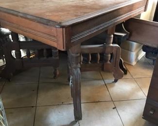 antique walnut Victorian draw leaf dining table