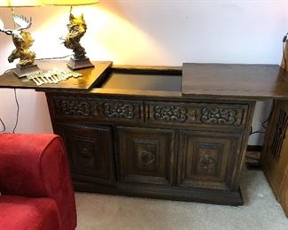 Expandable bar/server