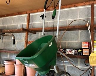 Spreader, planters