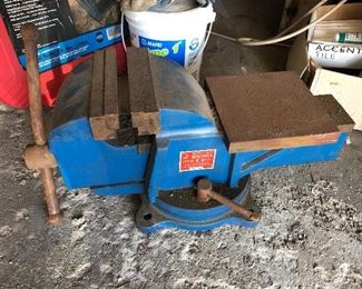 Extra large vise