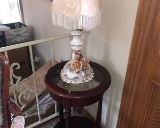 Round occasional table
