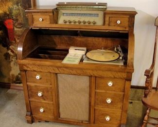 New Englander. Radio works but Turn Table does not work. Lots of nice tubes for your stock!