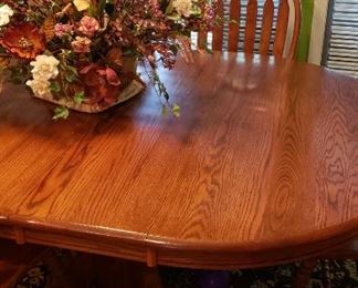 Oak kitchen table w/6 Windsor chairs, floral, rug