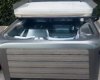 Hotspring 3-person Jetsetter hot tub. Newer.