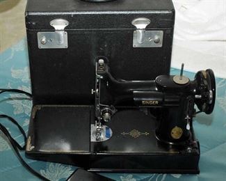 SINGER FEATHERWEIGHT PORTABLE SEWING MACHINE WITH CASE