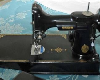 SINGER FEATHERWEIGHT PORTABLE SEWING MACHINE WITH CASE