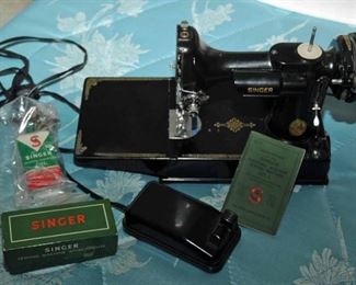 SINGER FEATHERWEIGHT PORTABLE SEWING MACHINE WITH ACCESSORIES 
