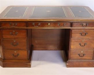 Antique Kneehole Desk with Leathertop