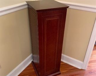 Pedestal storage cupboard
