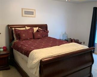 Queen size sleigh bed