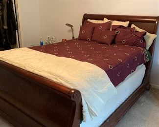Queen size sleigh bed