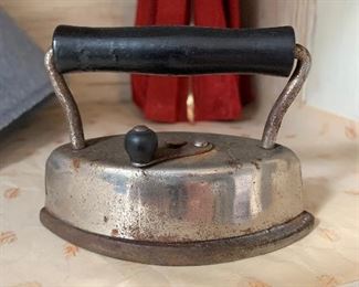 Toy sad iron