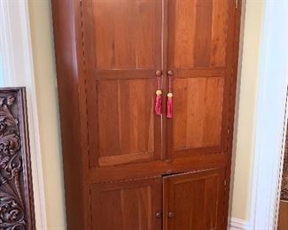 Corner cupboard