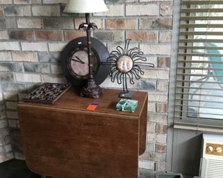 Drop leaf table with center storage