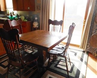 Antique Oak Dining Table 4 Leaves. 4 Hand Carved Side Chairs