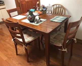 Nice size kitchen table with 4 chairs