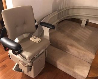 Stair lift with curve