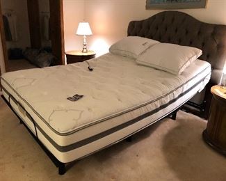 Beautyrest like new mattress with remote
