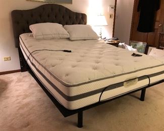 Beautyrest like new mattress with remote