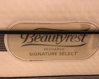 Beautyrest like new mattress with remote