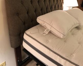 Beautyrest like new mattress with remote