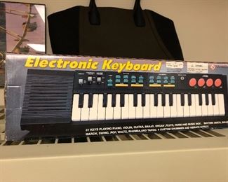 Electronic keyboard, small