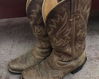 Men’s Ariat Heritage Roughstock Boots
Good condition.
Size 10.5 EE.