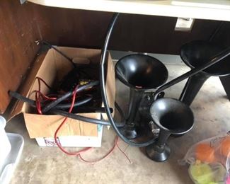 Airblasters Train Horn Kit
No compressor.