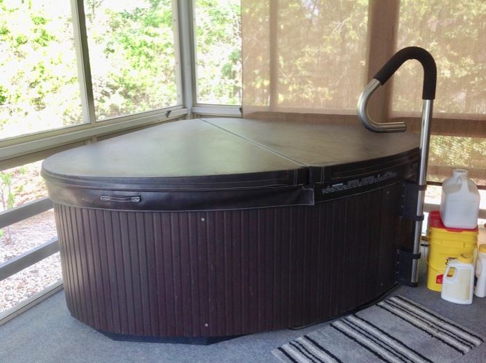 2 Person Hot Tub in Excellent Condition. Price is $1,450.00 FIRM.  There will be no discounts.