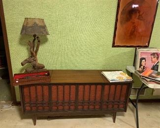 How groovy is this stereo! Lots of record albums too! Oh, I love this driftwood lamp with velum western shade!