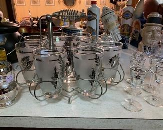 Beautiful silver leaf pattern set of 8 glasses and ice bucket in carrying rack! Small ”wine” glasses!