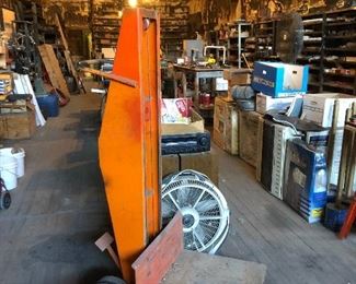 Dayton 500Ib lift truck