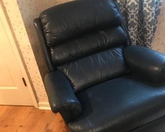 navy blue leather lazyboy! fantastic condition!