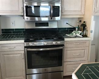 STAINLESS STEEL GAS RANGE 
4 BURNER WITH GRILLE CENTER 