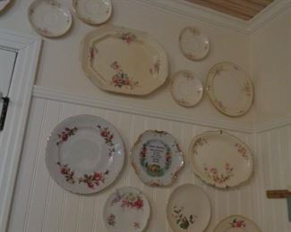 VINTAGE PLATES AND PLATTERS USED AS DECOR IN KITCHEN