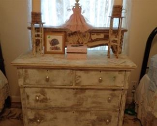 SHABBY CHIC DRESSER