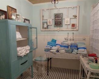 NICE SELECTION OF LINENS