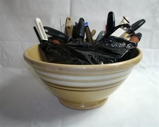 VINTAGE YELLOW WARE MIXING BOWL