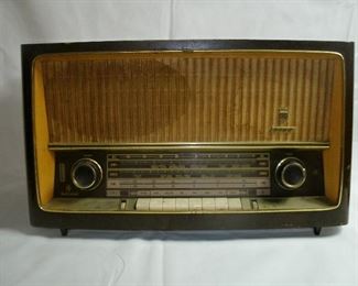 VINTAGE GRUNDIG RADIO MODEL 3262