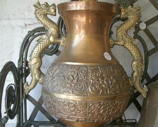 LARGE VINTAGE ORNATE BRASS DRAGON HANDLE URN LAMP 