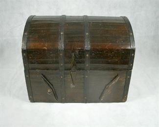 EXCELLENT VINTAGE HANDMADE PORTABLE STORAGE TRUNK