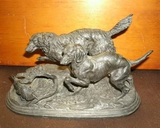 VINTAGE DOG HUNT THE PARTRIDGE SCULPTURE(CAST METAL)