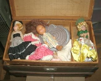 VINTAGE TRUNK OF DOLLS