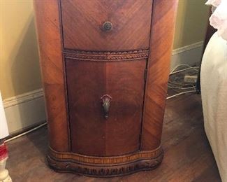 This deco side table is AMAZEBALLS!