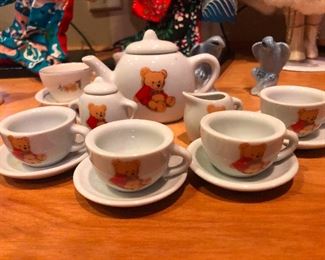 Winnie the Pooh tea set, awwww.