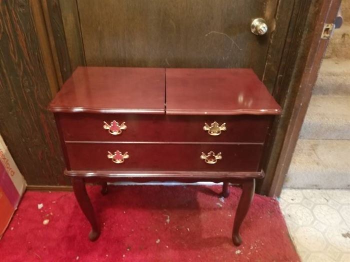 Cherry Storage End Table w/Lift up Lid and Queen Anne Legs