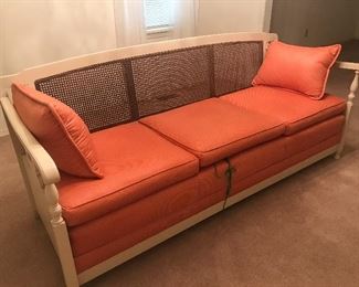 This sofa sleeper is in pristine condition! It is available for viewing at another location. Please ask for details !!
