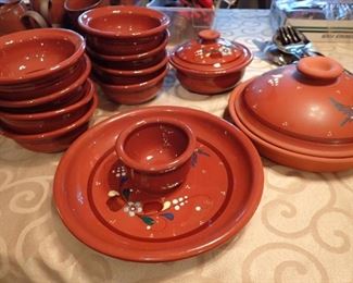 POTTERY DISHES / SERVING PIECES