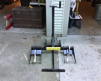 Screw Jack used for lifting lawn tractor
